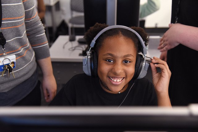 SLCL's tweet photo. Kids at the Natural Bridge Branch are learning how to code & are loving every minute of it! #TeenTechMonth https://t.co/WFZDEyAgnN https://t.co/Lpa361V6cC