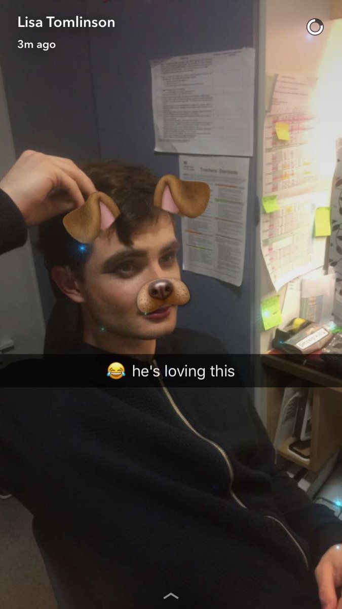LisaTom52056941's tweet photo. When your flat mate lets you do his makeup 😂 https://t.co/LCDPCZlUwD