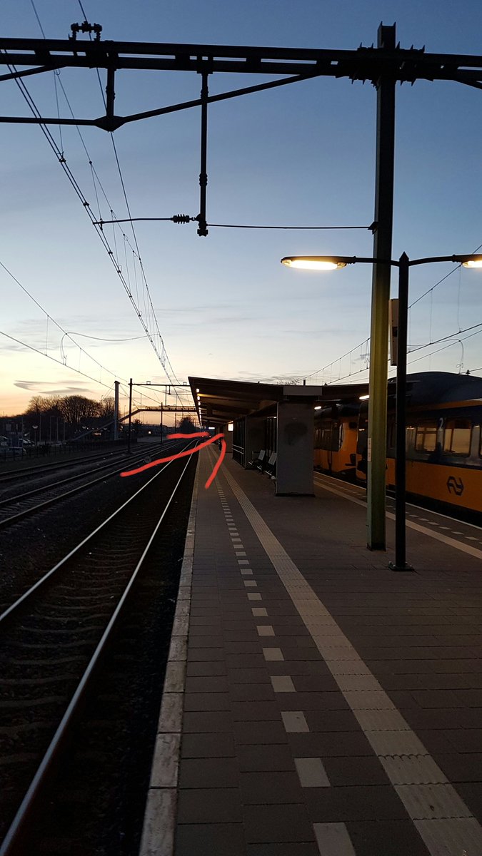 ArnoudWitt's tweet photo. @ProRail #steenwijk #perron op deze foto is de positie van de 2de klok te zien die net als de andere op precies 6.44 uur stilstaat. https://t.co/jD4dOLsqPM