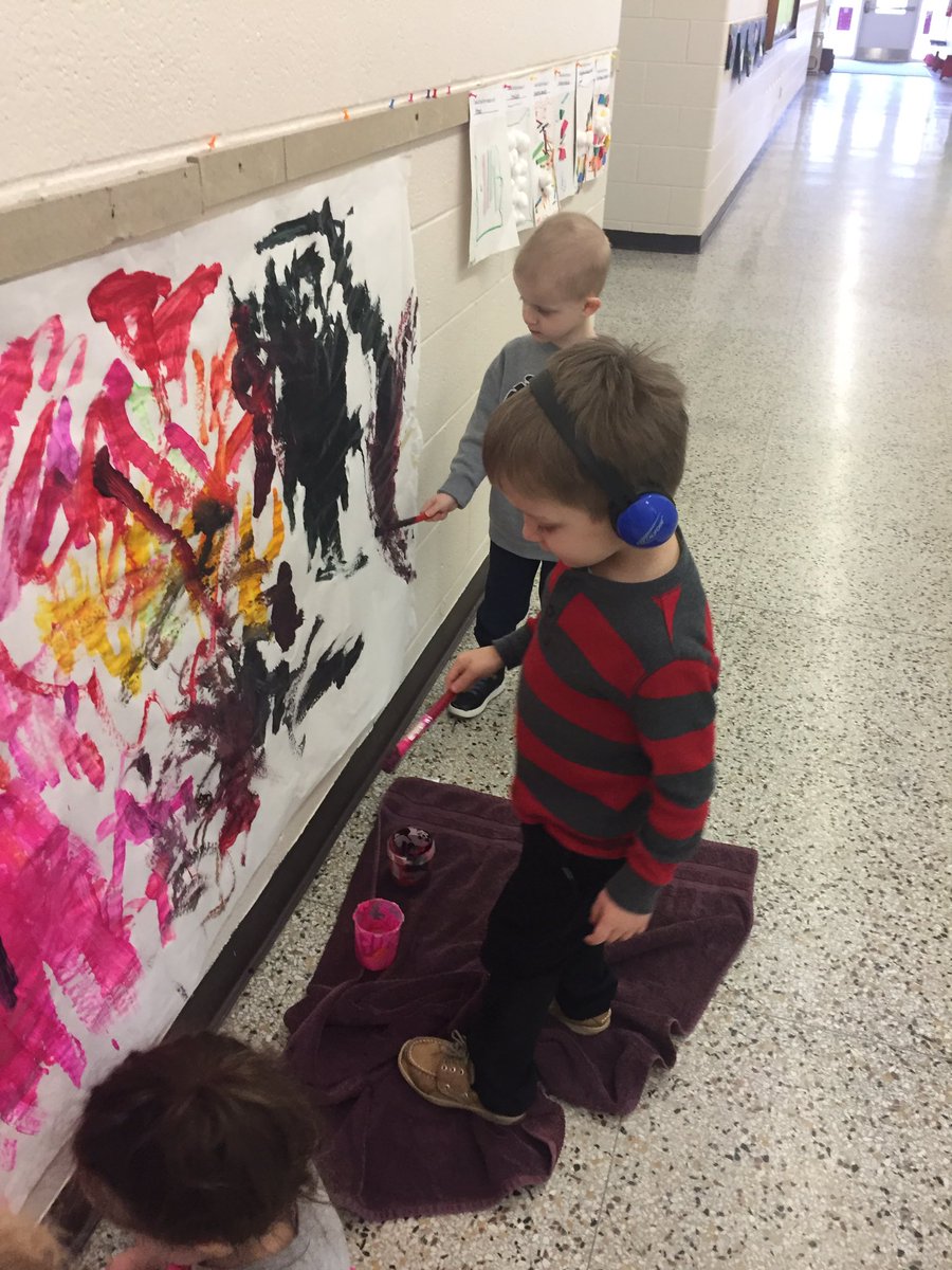 MissOley3's tweet photo. Working together to paint our mural #OnceACard #mentorpreschool https://t.co/yQ4L8bLKYW