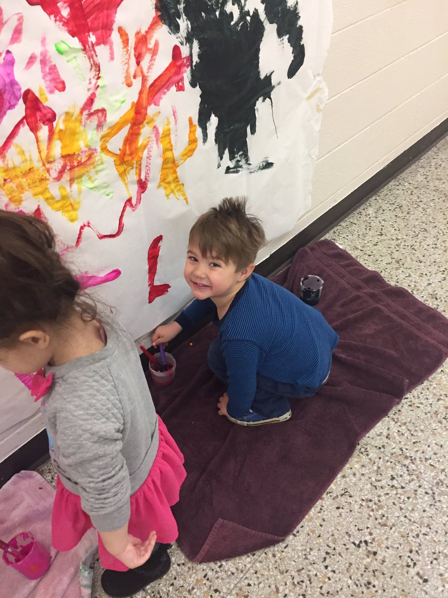 MissOley3's tweet photo. Working together to paint our mural #OnceACard #mentorpreschool https://t.co/yQ4L8bLKYW