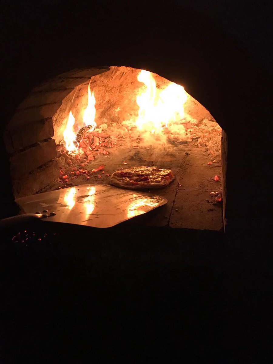 En el curso de cocina, la chef Esmeralda enseñó a los prestadores de servicios a preparar #pizza al horno #TMeANTOJAS #GtoCapacita