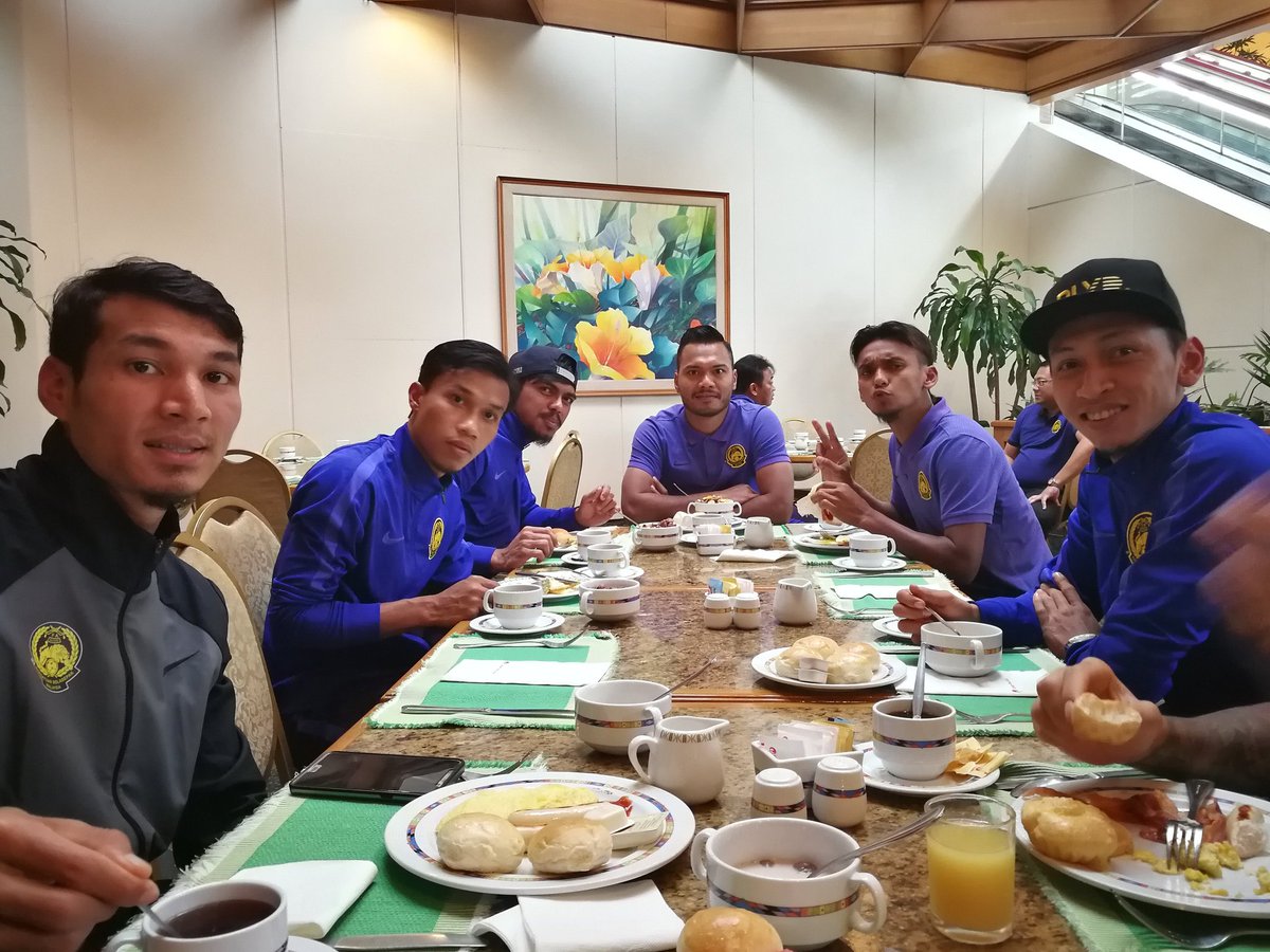SafeeSali_10's tweet photo. Good morning 😀 breakfast together ✌ #ssten #supersafee #nationalduty🇲🇾 #manila #friendlygame #Philippine #theazkals https://t.co/YlaxzzDjlD