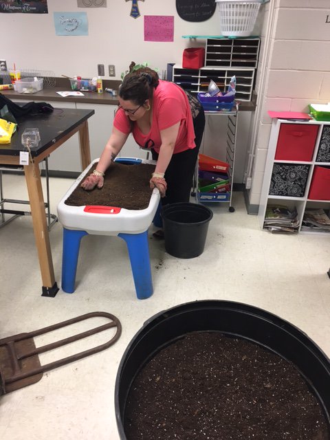 bbiafsa's tweet photo. Ag students are starting to make Fairy Gardens in Horticulture. They're learning about basic landscape design. #Mansfieldffa #FFA #TexasAg https://t.co/YATb4NABwJ