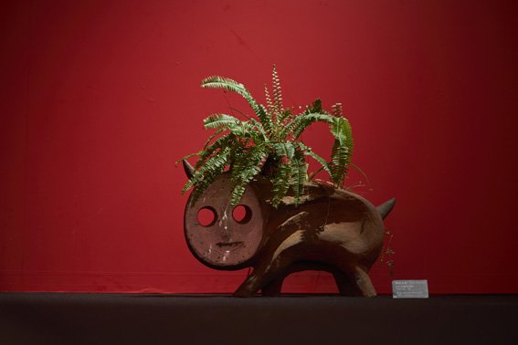 犬の植木鉢》は、岡本太郎記念館 現在の企画展「TARO 賞 20 年／ 20 人