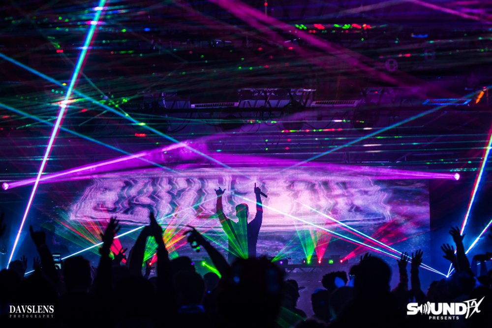 Davslens's tweet photo. Jayceeoh playing at the Space Jam. 
 #Jayceeoh @JAYCEEOH #SpaceJam #DetroitEDM #lasers #music #dj #nightlife #rave #concert #SoundFX https://t.co/Vt0Bgi3HoV