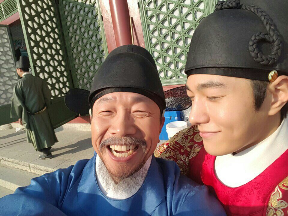 mbcdrama_pre's tweet photo. 함께 있어 햄볶아요.jpg 
이선과 우보 스승님의 다정한 투샷♥

#군주 #군주가면의주인 #MBC #드라마 #유승호 #김소현 #엘 #윤소희 #��철민 #selfie #어느각도든얼굴천재명수찡 #해맑은스승님 #한명만택하세요_어느이선인가요 https://t.co/5KfQod0VvJ