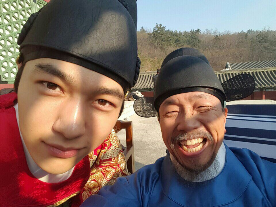 mbcdrama_pre's tweet photo. 함께 있어 햄볶아요.jpg 
이선과 우보 스승님의 다정한 투샷♥

#군주 #군주가면의주인 #MBC #드라마 #유승호 #김소현 #엘 #윤소희 #��철민 #selfie #어느각도든얼굴천재명수찡 #해맑은스승님 #한명만택하세요_어느이선인가요 https://t.co/5KfQod0VvJ