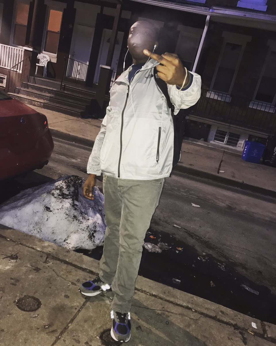 hello12256's tweet photo. Lately shit been going down so don't approach me like you know me #BandoW🌎rld https://t.co/wqH5xpMOwF