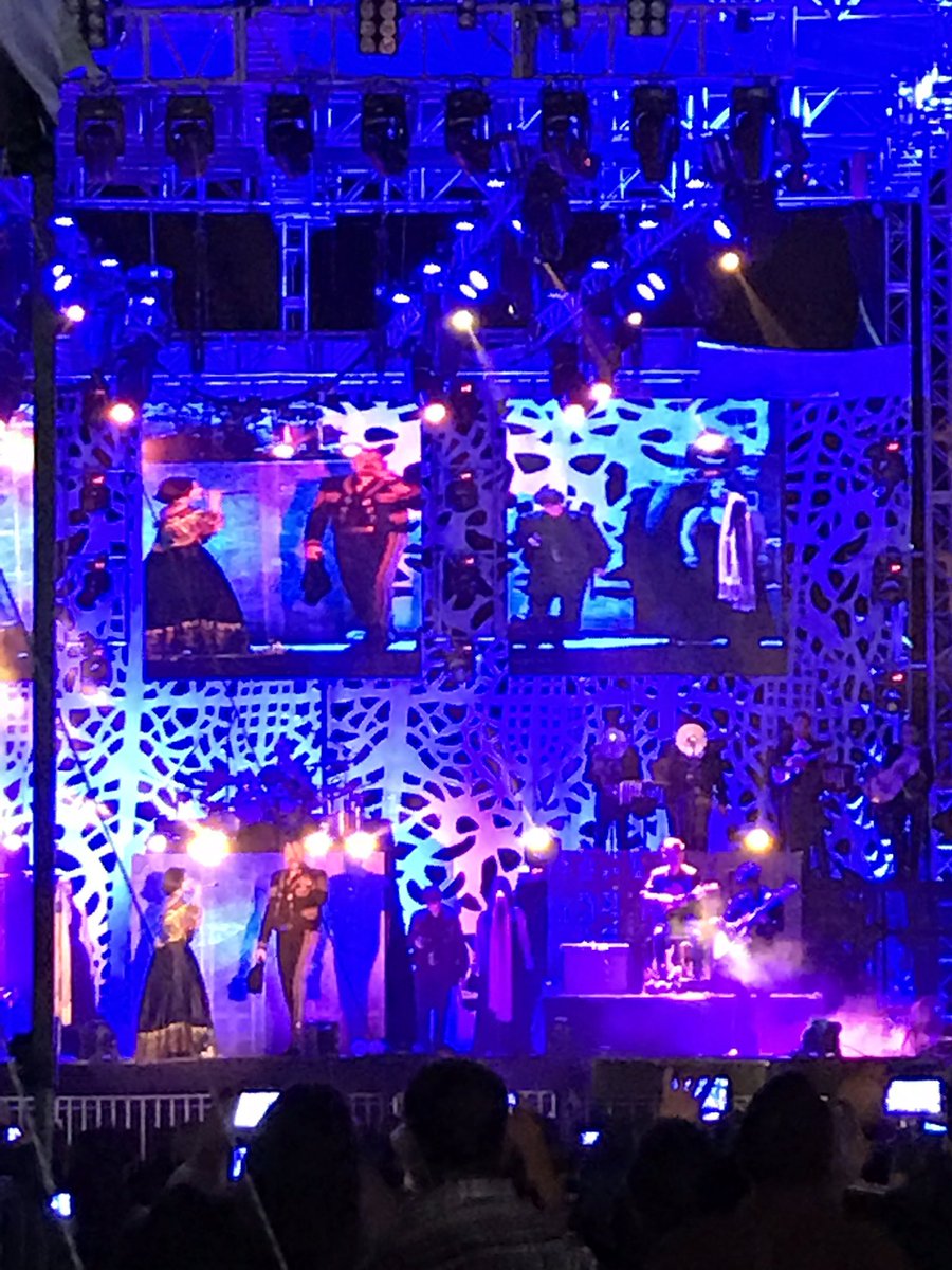 megatron3101's tweet photo. Pepe Aguilar fiestas de San José del cabo 2017 https://t.co/3VSGY6YrTB