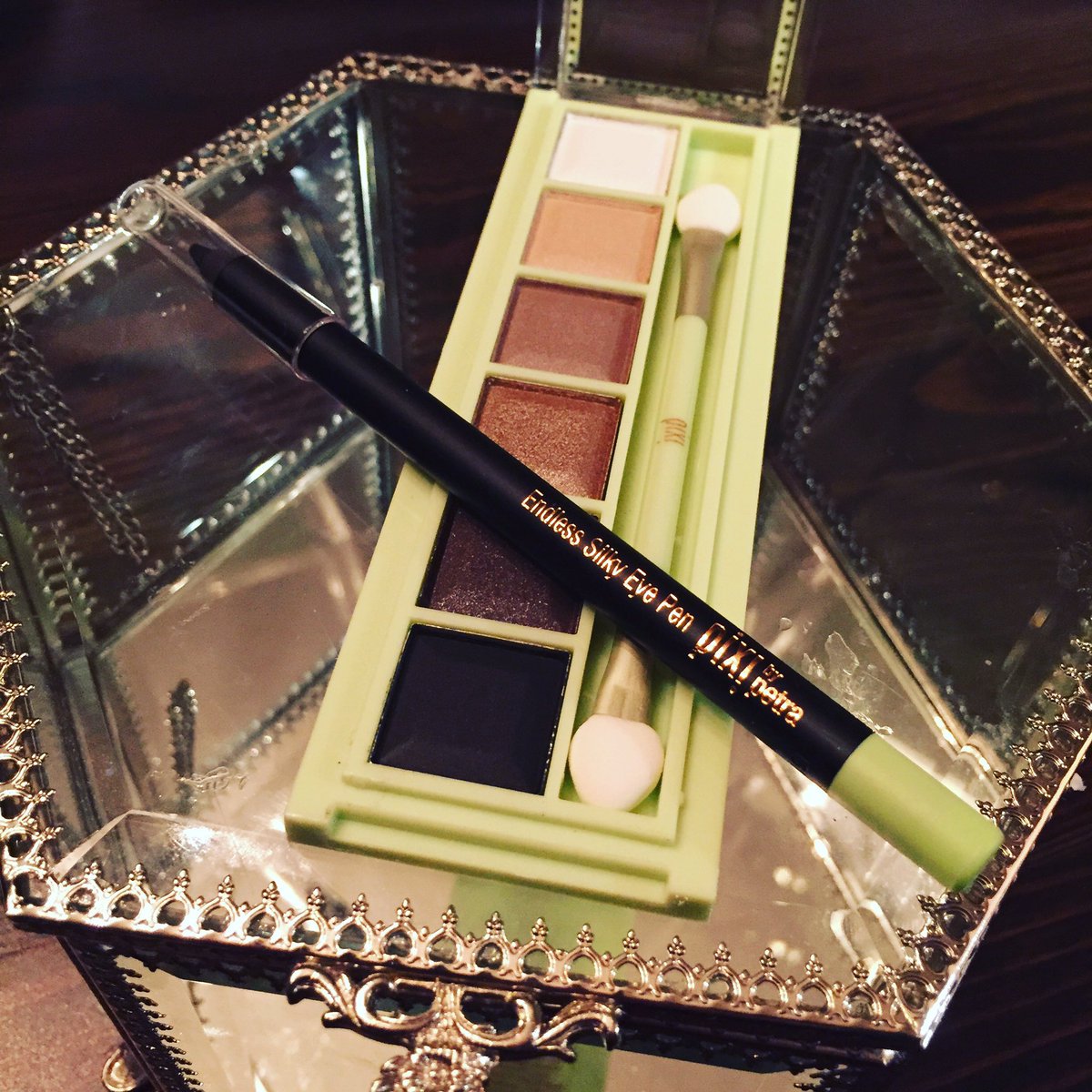 SDMsetonYYC's tweet photo. Go from a daytime to an evening look in a single palette from Pixi! The colours give you endless possibilities! https://t.co/FiwSN8r38R
