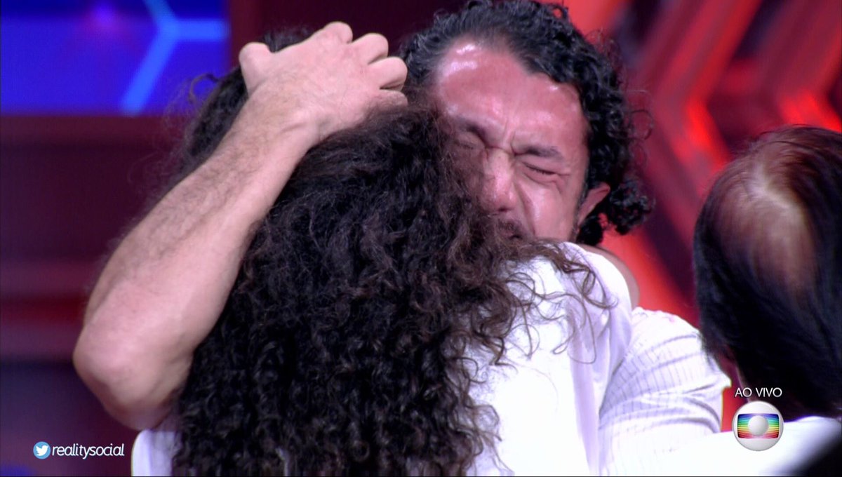 joaoduartx's tweet photo. romulo olhando e abraçando sua amada será a coisa mais linda que vc vai ver hoje 💖 #bbb17 https://t.co/TEDD7wobey