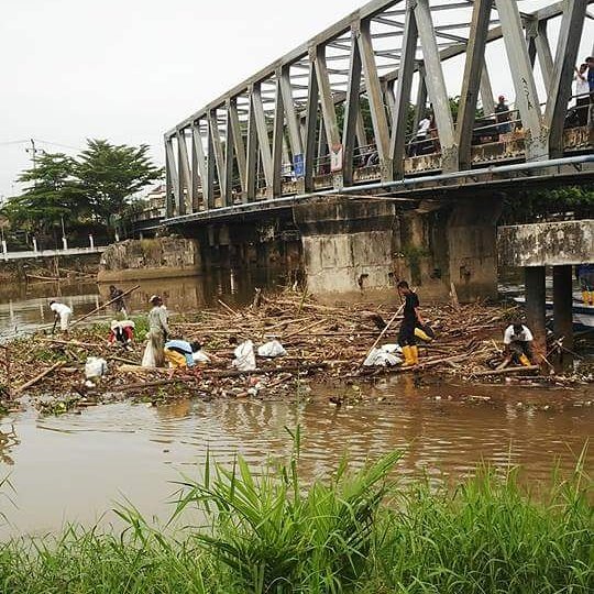 WargaBanua's tweet photo. Alhamdulillah wayahini dinas kebersihan kab.banjar sdh mmperhatikn tumpukan2 sampah di jembatan… https://t.co/uRX9Bwfxjx https://t.co/pWcAFuzGpJ