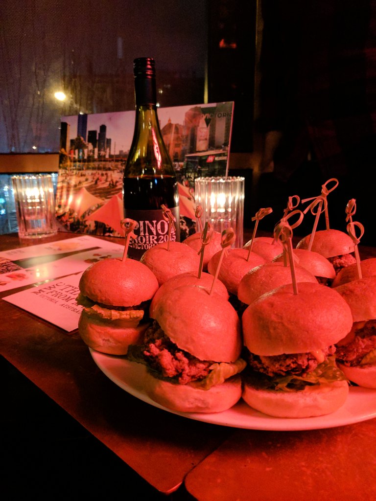 stuartbrazell's tweet photo. Wrapping up my Tuesday with yummy chicken sliders and this delicious Australian Pinot Noir 🍷 #MWCRules #VisitVictoria https://t.co/slfQbfJ0TD