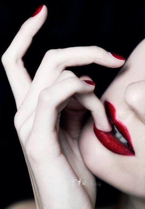 Sometimes, I try to find your taste on my fingers. I wonder, do you do the same? https://t.co/RsBNGL<a href="/tag/rullesofablondelady"class="tags"><span>#rullesofablondelady</span></a>