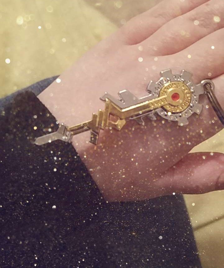 emjmirwynn's tweet photo. ₱iece of the ıṅғıṅıṭʏ ċʟȏċҡ ⏳🗝⏲🔮✨. It is part of Gray's necklace, 4 now 😂. #FairyTail #KeyoftheStarrySky #InfinityClock #sorryGray 😂 https://t.co/RmSqYcOQRc
