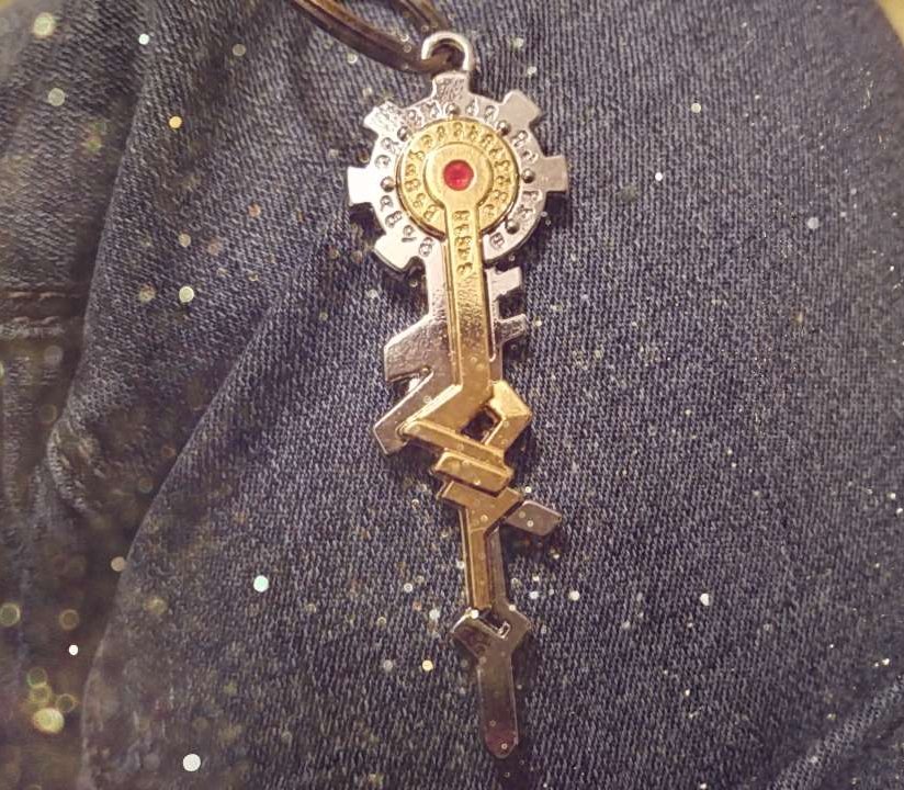 emjmirwynn's tweet photo. ₱iece of the ıṅғıṅıṭʏ ċʟȏċҡ ⏳🗝⏲🔮✨. It is part of Gray's necklace, 4 now 😂. #FairyTail #KeyoftheStarrySky #InfinityClock #sorryGray 😂 https://t.co/RmSqYcOQRc