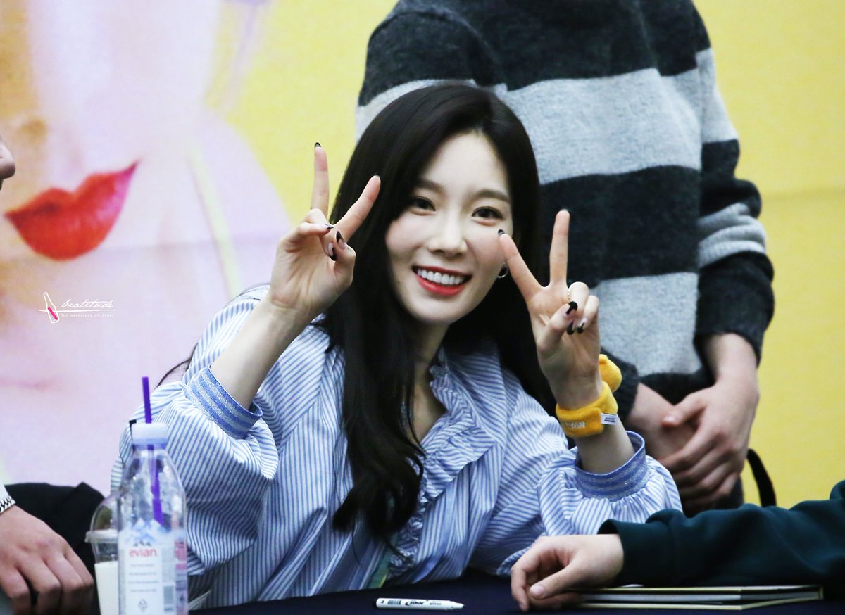 [PIC][17-03-2017]TaeYeon tham dự buổi Fansign cho "MY VOICE" tại COEX MALL Live Plaza vào tối nay - Page 7 C7fm2cEXgAIfiWS