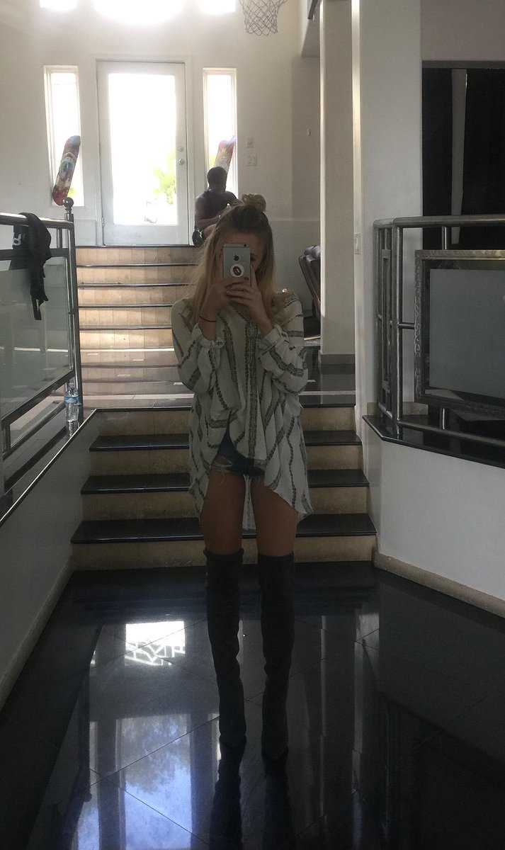 CorinnaKopf's tweet photo. just realized this outfit is everything https://t.co/ugoUCxlQqb