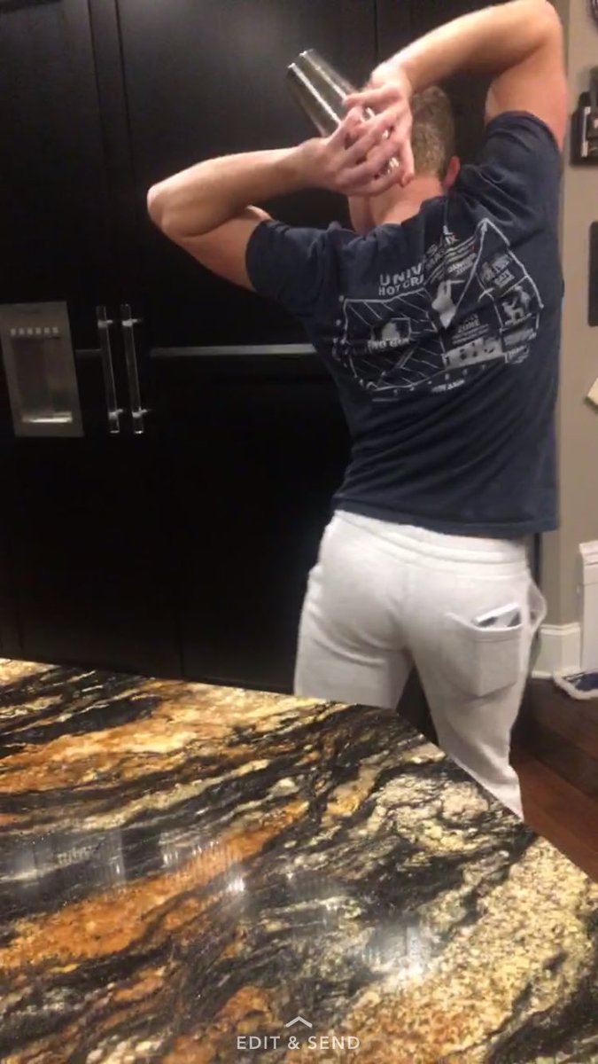 laurencolby_'s tweet photo. This is why he's my favorite #bartenderstatus https://t.co/Rc1EVTbKA3