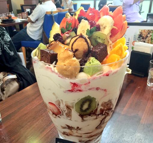 まさにアンビリーバブル キャッツカフェのチャレンジパフェに挑戦 名古屋港 おいでよ名古屋の食べ歩きログ