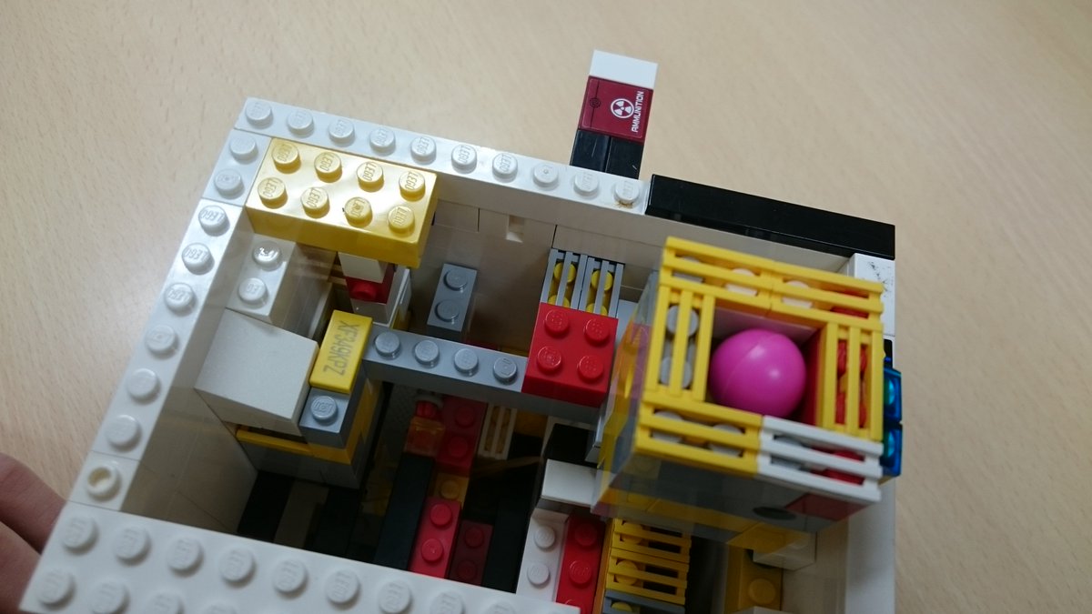 ゆず姉 これ ある天才少年が作ったレゴ作品 自動販売機で お金を選別できるんですよ 10円玉しか反応しない仕組みになってる 頭の中に設計図があってどんどん作品を作れるらしい 将来きっと凄いもの作るよ この才能を 日本の教育システムで