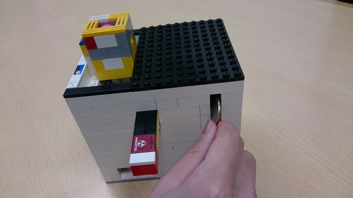ゆず姉 これ ある天才少年が作ったレゴ作品 自動販売機で お金を選別できるんですよ 10円玉しか反応しない仕組みになってる 頭の中に設計図があってどんどん作品を作れるらしい 将来きっと凄いもの作るよ この才能を 日本の教育システムで