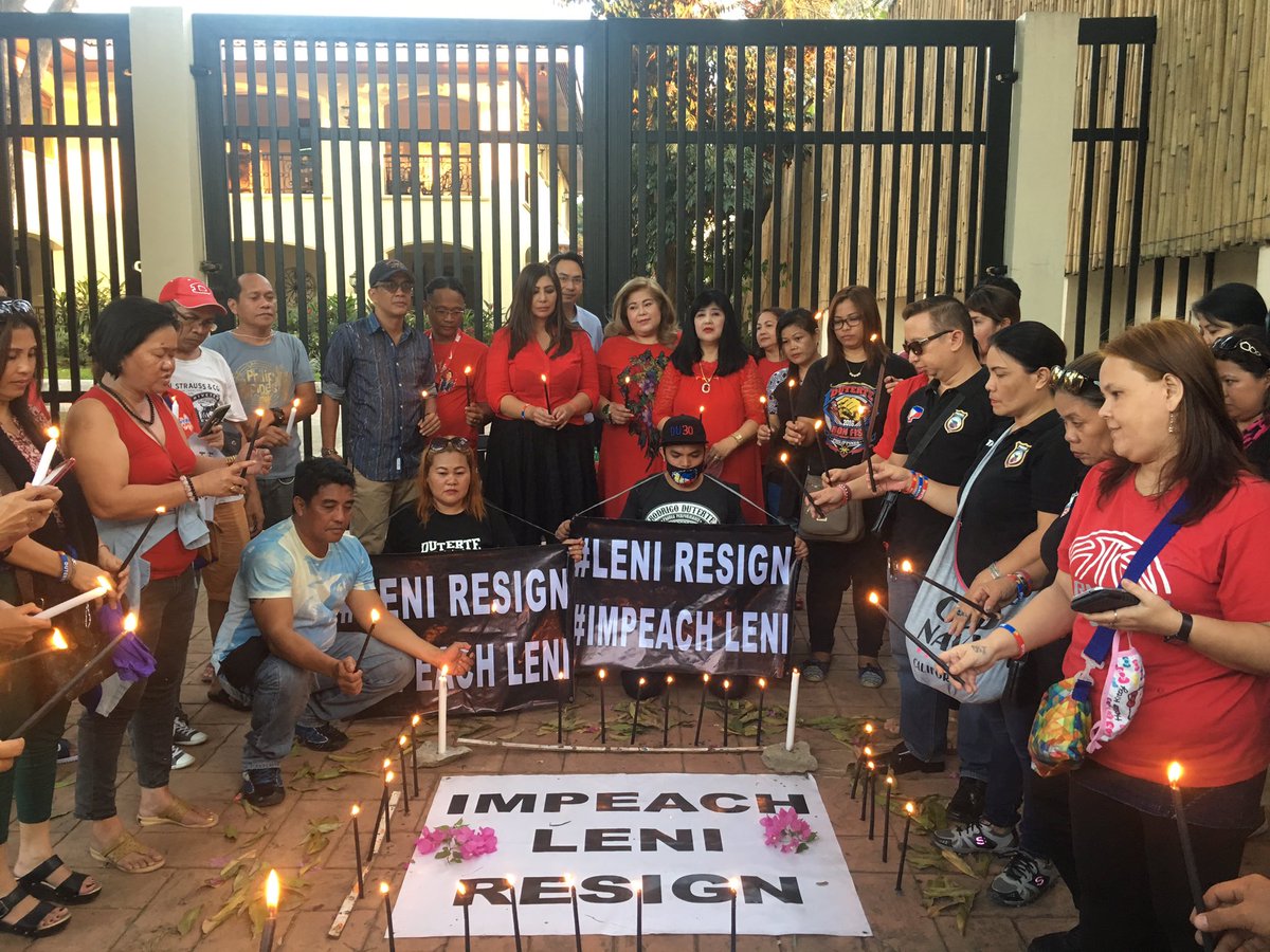 Ilang tagasuporta ni Pangulong Duterte, tumungo sa tanggapan ng OVP para isulong ang "Leni resign." | via <a href="/jmesantos/">jme santos</a>