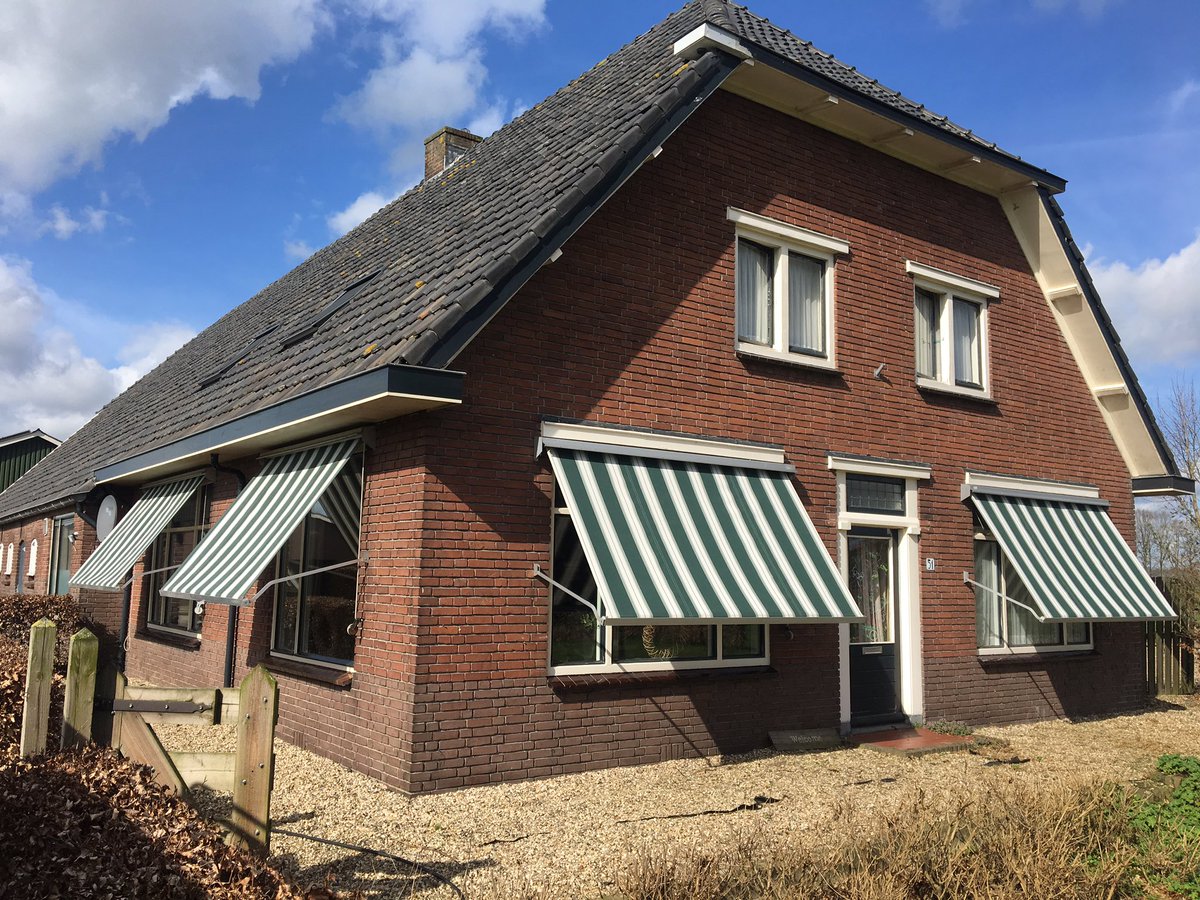 PZonweringen's tweet photo. Zonwering voorzien van nieuwe doeken. #tibelly https://t.co/shCJNtxrXo
