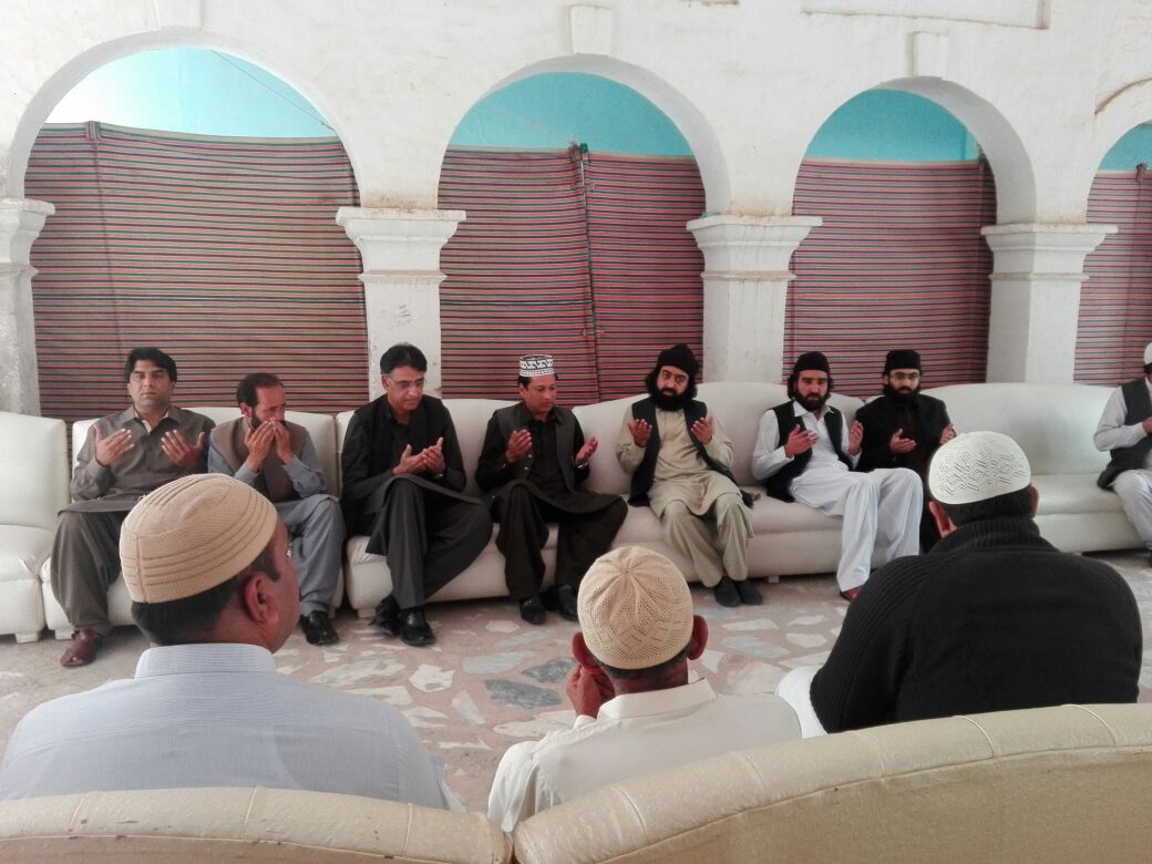 imran_sidra's tweet photo. Sir @Asad_Umar visited golra sharif for dua and condolences.
#Islamabad #20March2017 https://t.co/8g4a2xbyoM
