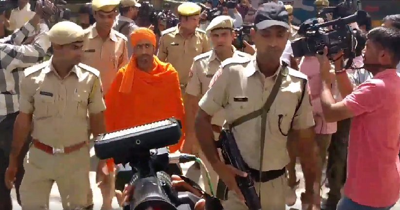 CNNnews18's tweet image. #BREAKING -- NIA special court awards life imprisonment to 2007 Ajmer Dargah blast case convicts Devendra Gupta and Bhavesh Patel