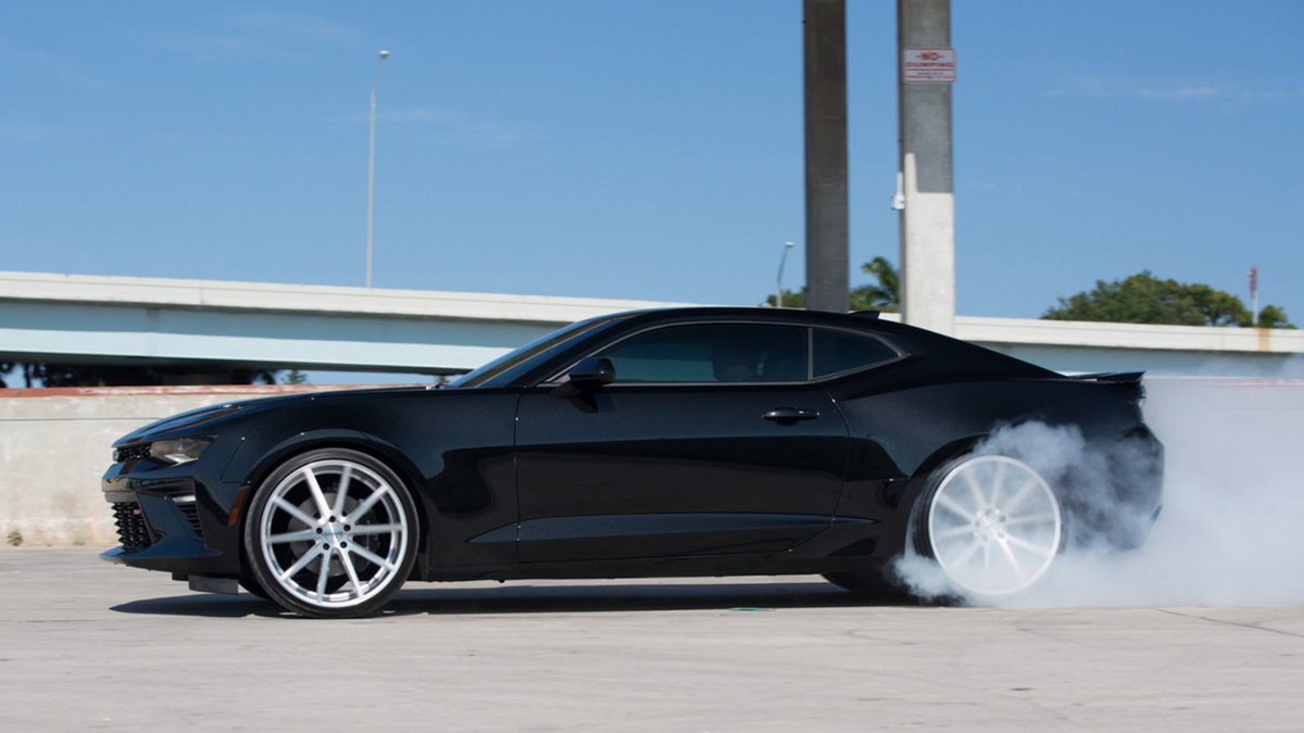 Blackbeauty🐴🐎💨💨💨#Camaro #vossenwheels VFS-1 crwd.fr/2mzmkQw #CamaroSS #NewCamaro #musclecars #muscle_car #teamvossen <a href="/dubmagazine/">DUB Magazine</a>