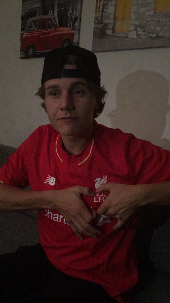Grattis älskade bror <a href="/AlbinLundell97/">Albin Lundell</a> nu e du fan stor pojk! Kul att du har hjärta för Liverpool med 😉❤️❤️❤️