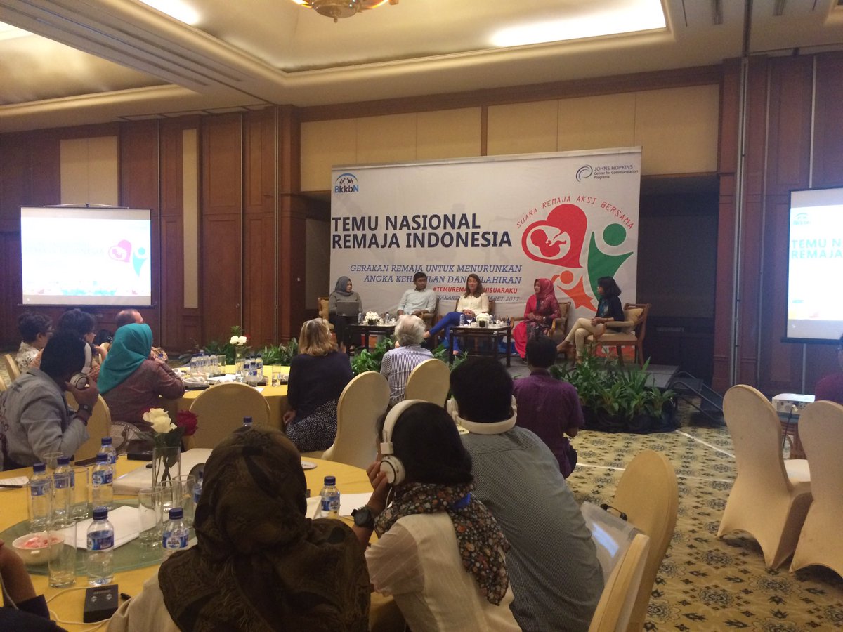 UReport_id's tweet photo. Saat ini @melindagates hadir langsung di #temuremaja #inisuaraku, berdiskusi dgn anak muda Indonesia tentang #PendidikanSeksual :) https://t.co/Vd5KcYOjh4