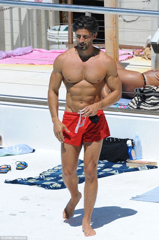 WorkoutFzeeks's tweet photo. Jewels. #TimRobards #HotGuy #ManCandy #Buffbod https://t.co/8thuW5tK0R