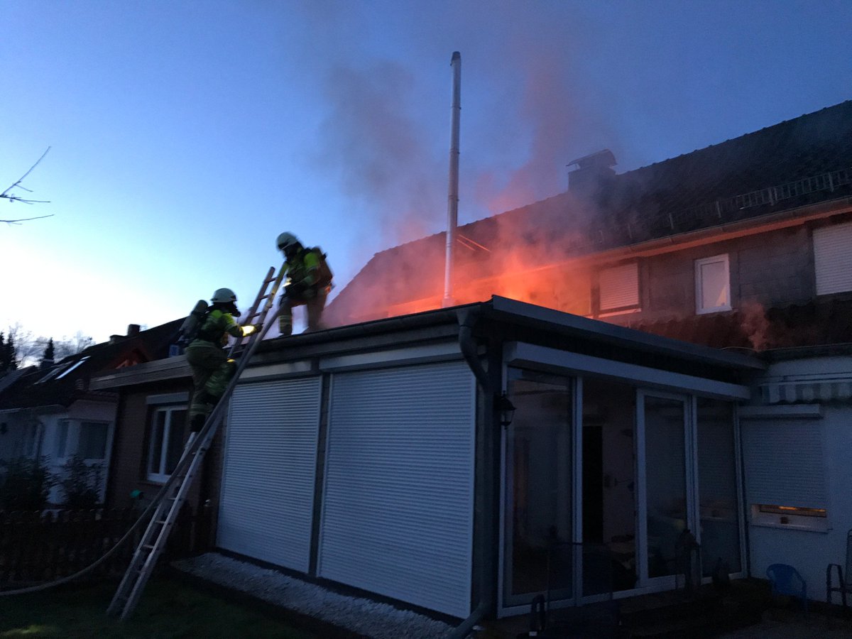 Kaminbrand in Langenhagen greift auf Haus über. #Hannover bit.ly/2nIovpE https://t.co/eFmY01NXNc