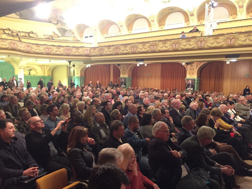 francoisbaroin's tweet photo. Merci à @doorjean pour son accueil hier soir à #Montargis. Belle mobilisation du #Loiret pour @FrancoisFillon. https://t.co/AgIp111Adc