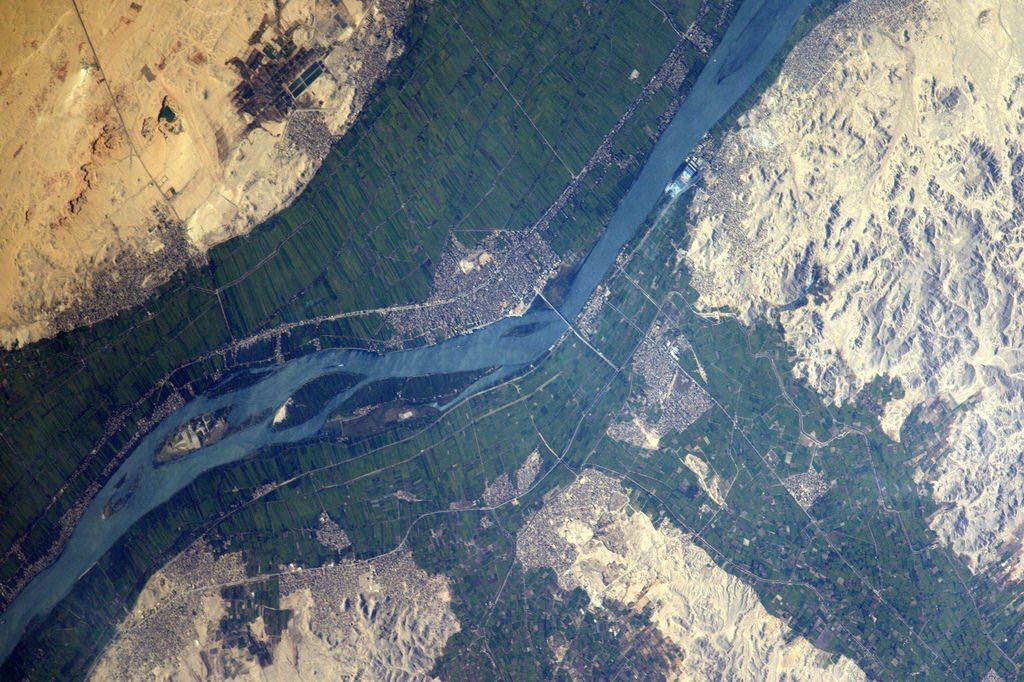 Thom_astro's tweet photo. Champs d'un vert luxuriant sur les bords du Nil, paysages dénudés ailleurs. L'#eau est source de vie! #WorldWaterDay https://t.co/7jTIA8cYqP