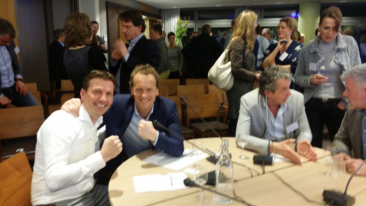 BorisvdVorst's tweet photo. Goed georganiseerde Ronde Tafel Fysiotherapie gisteravond #rtfysio17 met kopstukken bij ABN AMRO in Amsterdam sparren over must innovatie https://t.co/hRwDyhmAkM