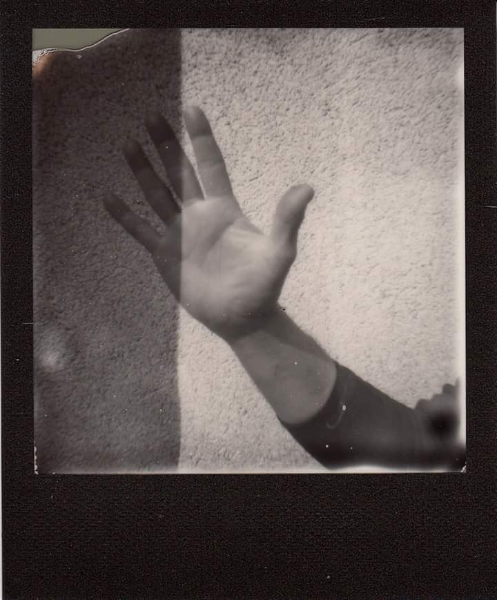 offIstantanea's tweet photo. E siamo arrivati a 5!
Buon Compleanno #OfficinaIstantanea!!
#HappyBirthday #fiveyears #black&withe #blackframe #impossible600 #hand https://t.co/tdNMRJCQyV