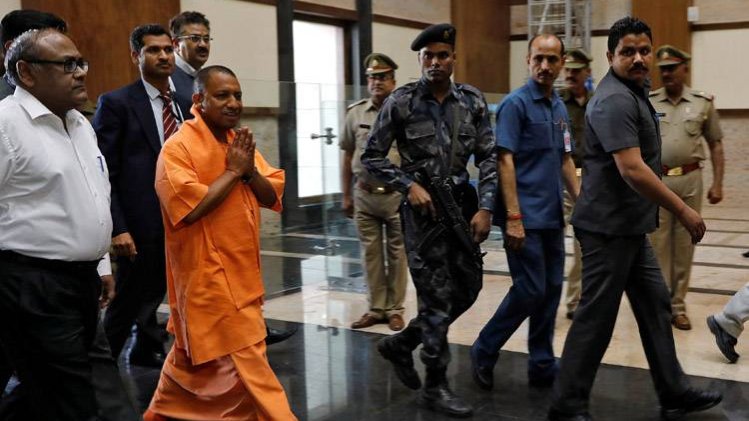 aajtak's tweet image. योगी इन एक्शन: लोक भवन में सरकारी अफसरों के गुटखा चबाने पर लगाया बैन
aajtak.intoday.in/story/yogi-adi…