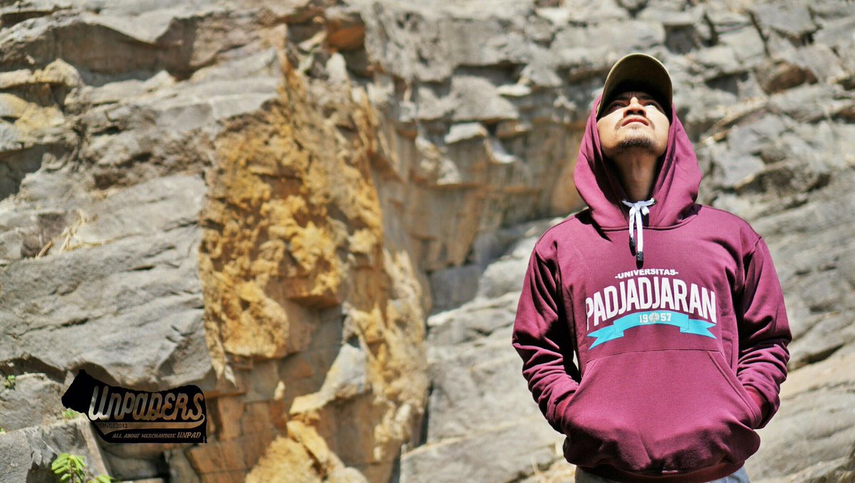 Code : Hoodie Maroon "003"
.
Price : Rp.165.000
.
Contact: 
Line : @unpaders (pakai @)
Instagram : <a href="/unpaders_/">Oleh-oleh Khas UNPAD</a>