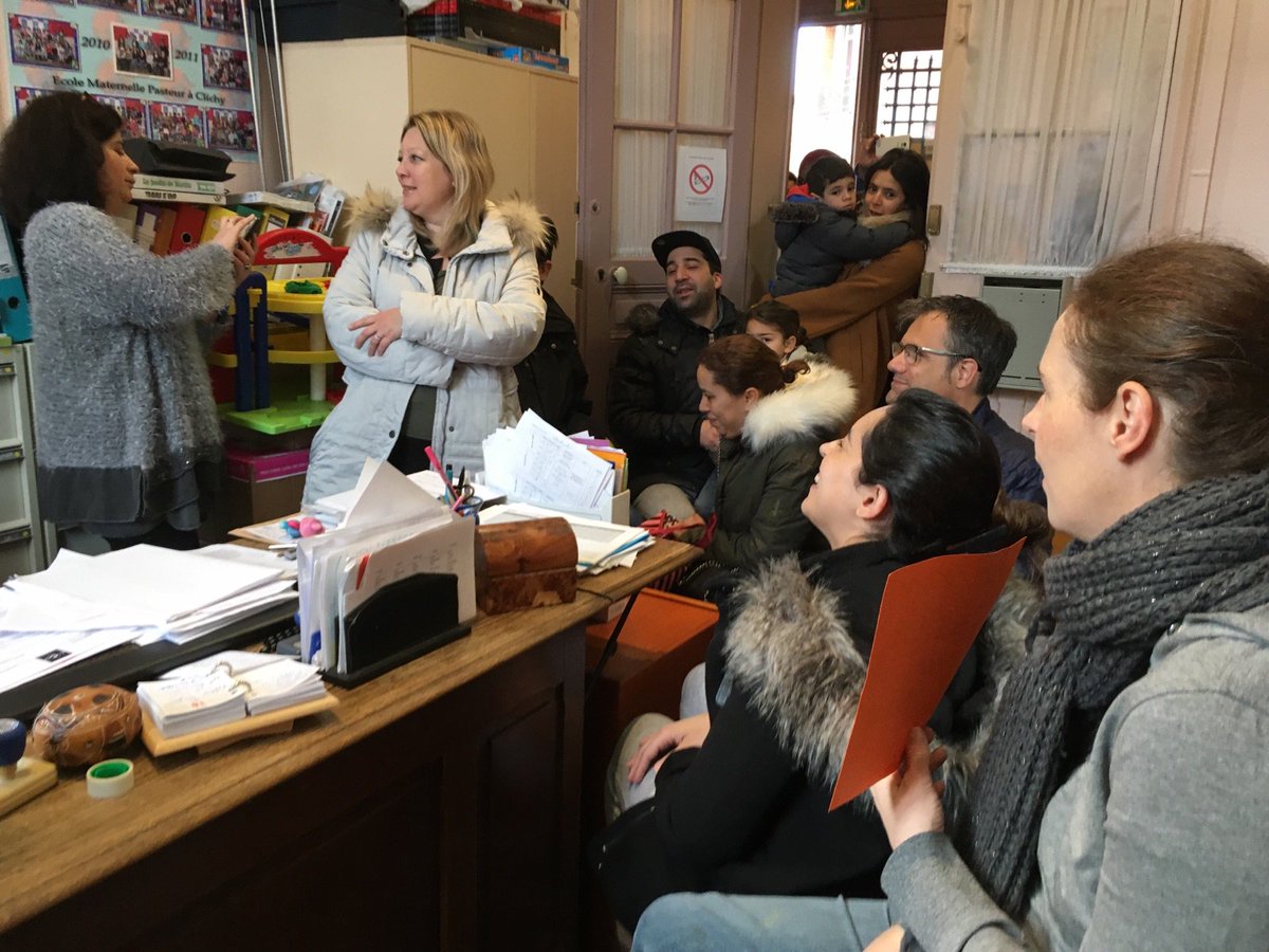 Natacouette92's tweet photo. #AFP Parents d élèves Clichy, École Pasteur, on retient le directeur dans son bureau : action contre fermeture de classe. À relayer svp. https://t.co/QIO9mFhJ4p