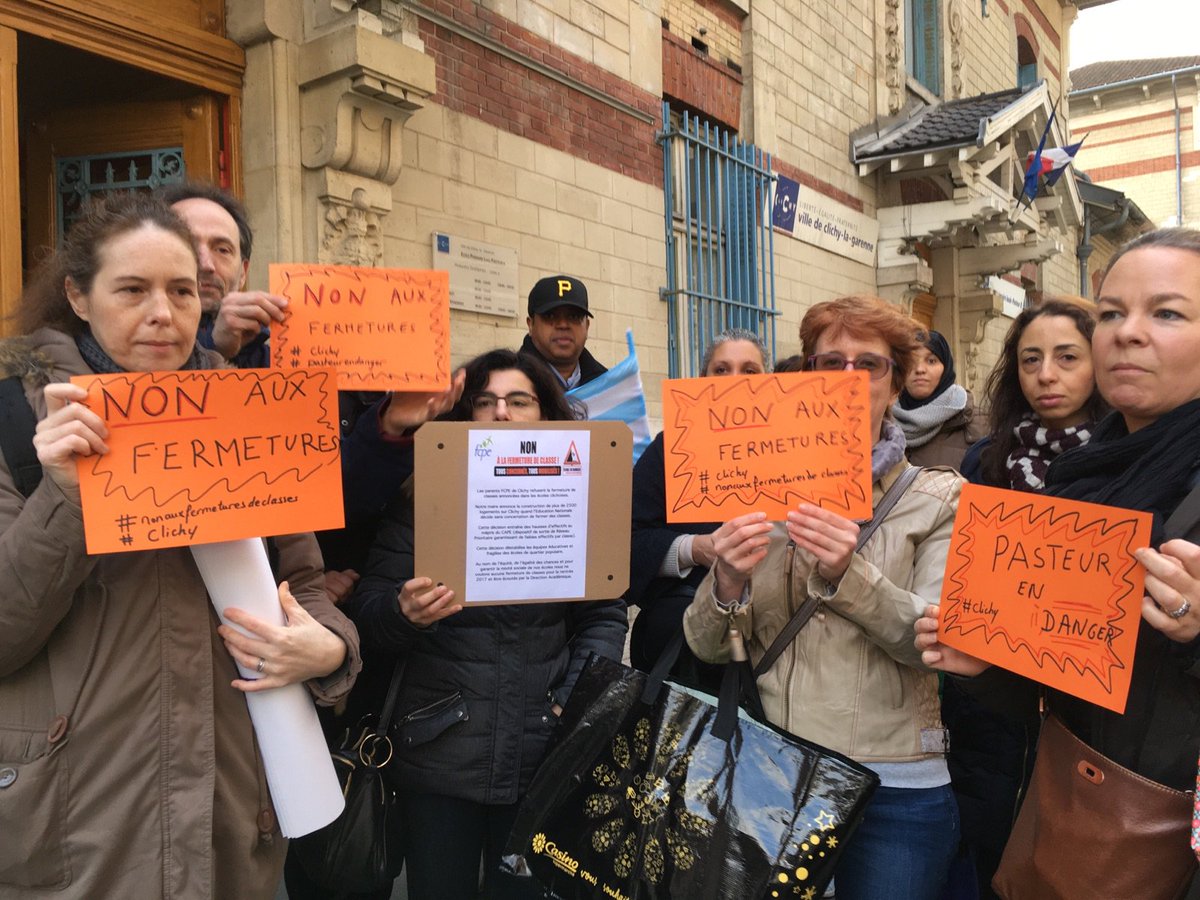 Natacouette92's tweet photo. #AFP Parents d élèves Clichy, École Pasteur, on retient le directeur dans son bureau : action contre fermeture de classe. À relayer svp. https://t.co/QIO9mFhJ4p
