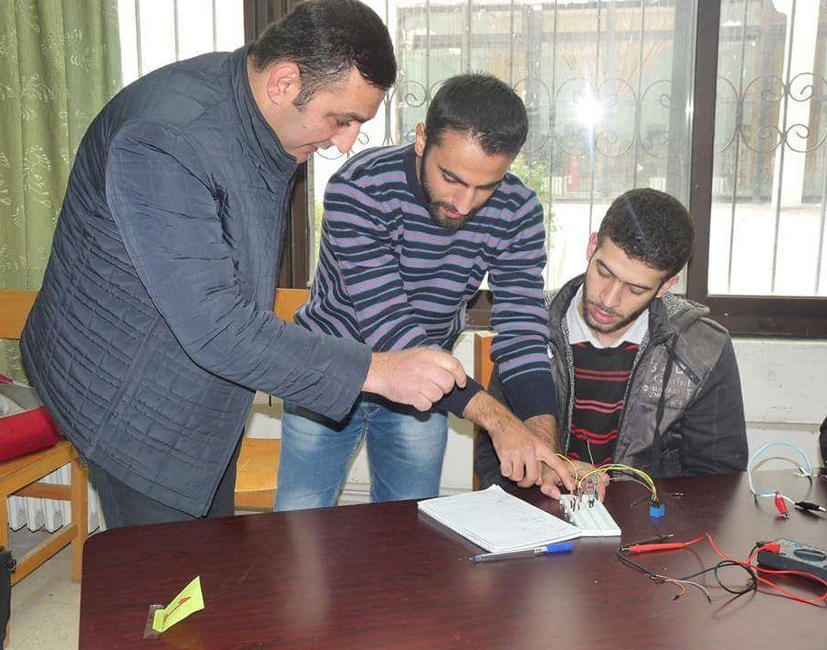 tishreen_scc's tweet image. #بعض_الورشات_السابقة_بالمركز
#مركز_المهارات_والتوجيه_المهني 
#مبادرة_الالكترونيات 😍
#Electronics_go 
#ورشة_مدخل_إلى_الالكترونيات