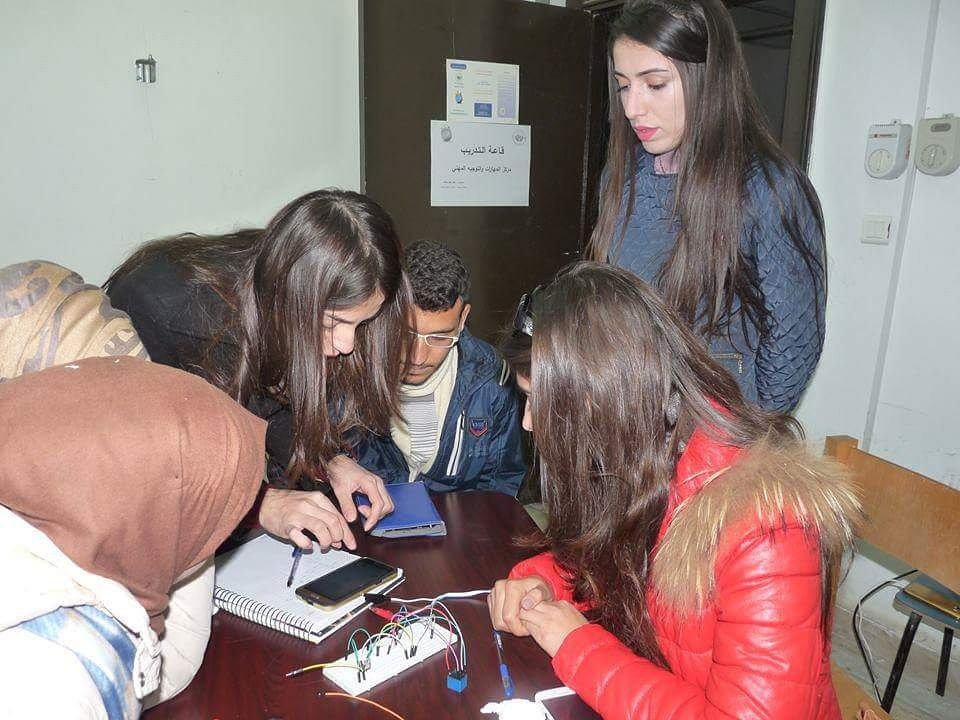 tishreen_scc's tweet image. #بعض_الورشات_السابقة_بالمركز
#مركز_المهارات_والتوجيه_المهني 
#مبادرة_الالكترونيات 😍
#Electronics_go 
#ورشة_مدخل_إلى_الالكترونيات