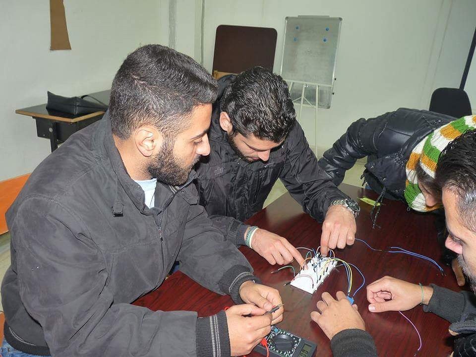 tishreen_scc's tweet image. #بعض_الورشات_السابقة_بالمركز
#مركز_المهارات_والتوجيه_المهني 
#مبادرة_الالكترونيات 😍
#Electronics_go 
#ورشة_مدخل_إلى_الالكترونيات