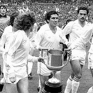 LasRemontadas's tweet photo. Con la Copa de 1982, frente al Real Sporting. https://t.co/5hcpUC9vAY
