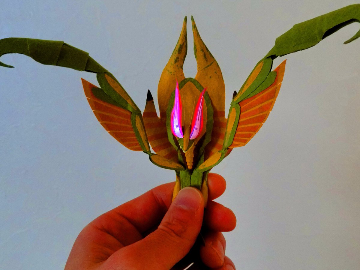 紙技工房 A Twitter モンスターハンターというゲームに カマキリが出ると伺い早速チェックしましたところ 凄くカッコ良いデザインでしたので作成してみました 月末からの金沢での個展の準備もあるので とりあえず上半身だけ モンハン アトラル カ ダブル