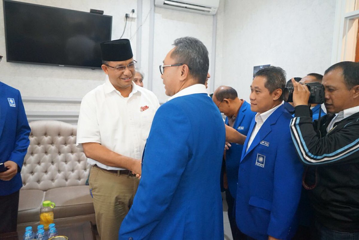 ZUL_Hasan's tweet photo. PAN mendengar banyak masukan :  Nelayan, Pengusaha kecil, UKM dll. Semuanya ingin Gubernur yg melayani &amp; dekat dengan rakyat -Adm- #PANOkOce https://t.co/Q81zfBTIQg